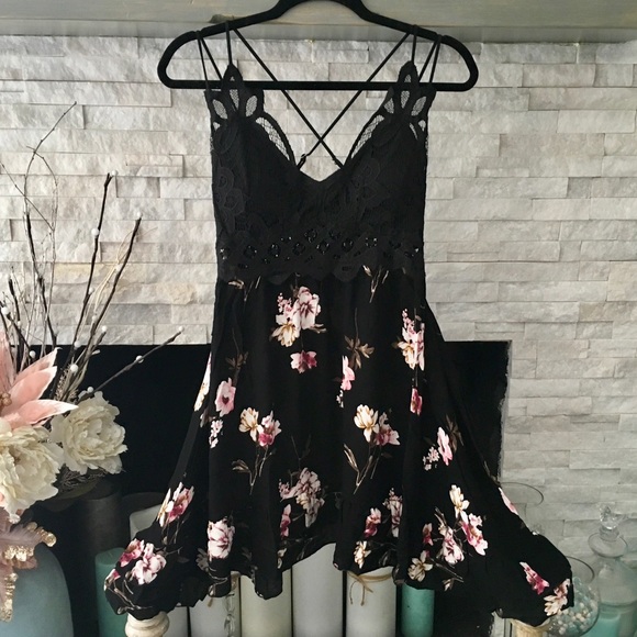 RUE21 ADORABLE BLACK FLOWERED DRESS SIZE MEDIUM - Picture 2 of 7